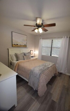 4 bedrooms, iron/ironing board, WiFi, bed sheets - Beautiful 4 Bedroom in quiet neighborhood! (Bedford)