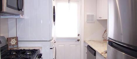 Réfrigérateur, four à micro-ondes, un four, surface de cuisson