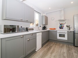 Cottage | Private kitchen | Fridge, dishwasher, electric kettle, toaster