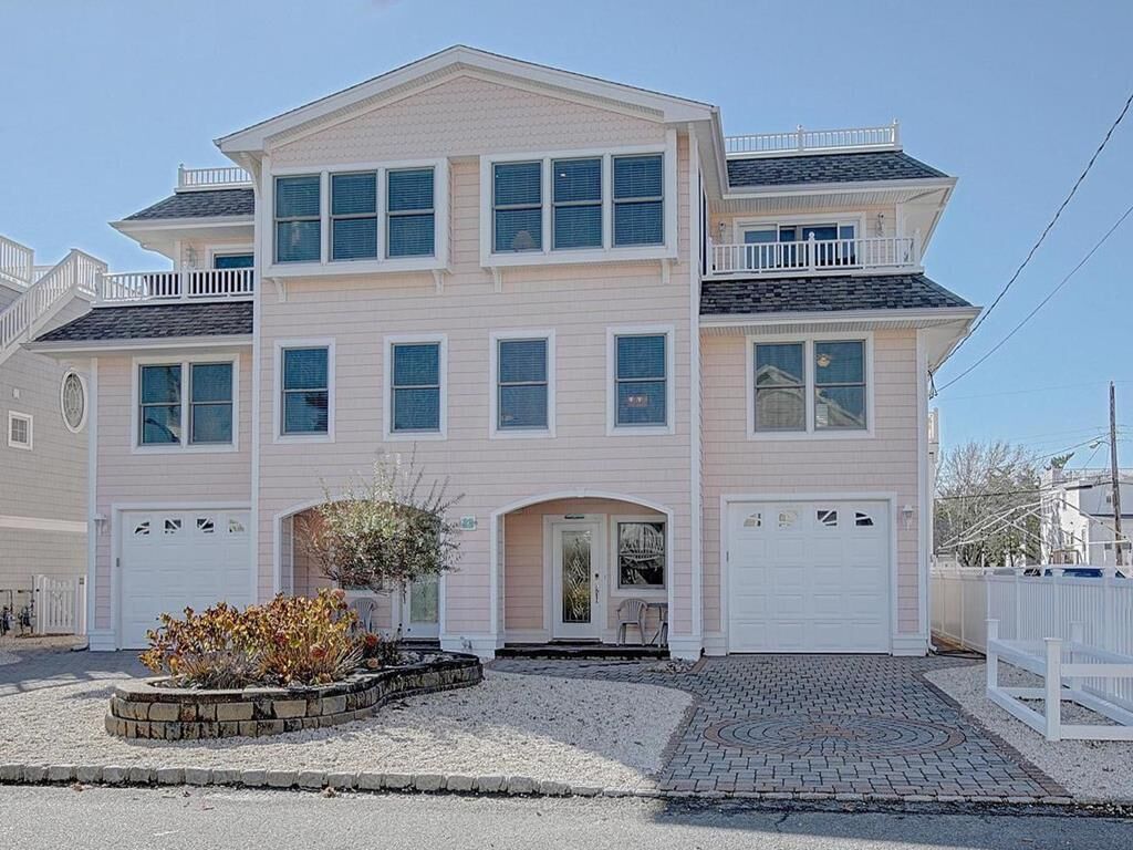 Spectacular Holgate summer rental. Available this summer for your vacation pleasure. CALL TODAY!