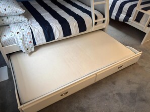 4 bedrooms, iron/ironing board, free WiFi
