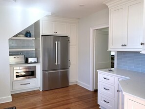 Frigorifero, forno, piano cottura, lavastoviglie