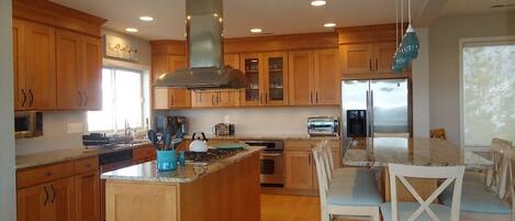 Kylskåp, ugn, spishäll och diskmaskin