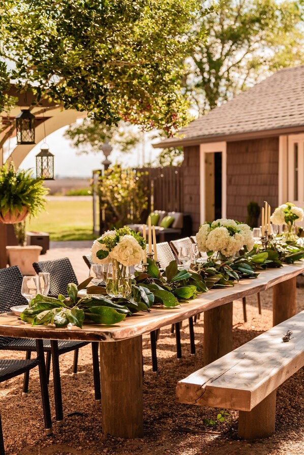 Outdoor dining - Island Waterfront Estate, Sunsets, boat basin, Close Beaches, Sleeps12, dogs OK (Wanchese)