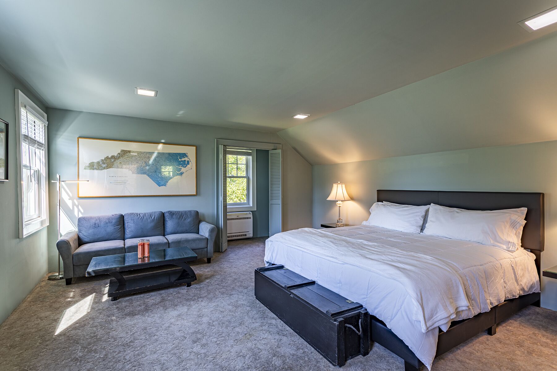 5 bedrooms, in-room safe, desk, iron/ironing board