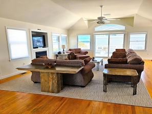 Smart TV, fireplace, DVD player - Large Contemporary Ocean Block Home (Loveladies)