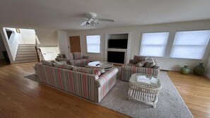 Smart-TV, Kamin, DVD-Player