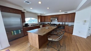 Coffee/tea maker, fridge, microwave, oven - Large Contemporary Ocean Block Home (Loveladies)