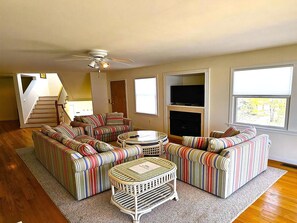 Smart TV, fireplace, DVD player