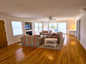 Smart TV, fireplace, DVD player - Large Contemporary Ocean Block Home (Loveladies)