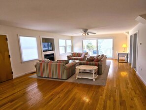 Smart TV, fireplace, DVD player - Large Contemporary Ocean Block Home (Loveladies)