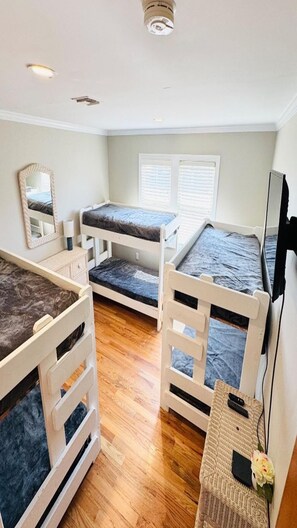 4 bedrooms, iron/ironing board, free WiFi