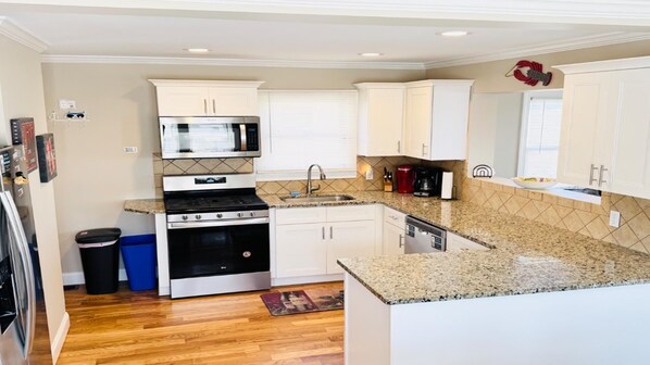 Réfrigérateur, un four, surface de cuisson, lave-vaisselle