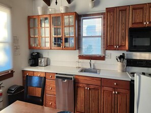 Kjøleskap, ovn, kokeplater og oppvaskmaskin