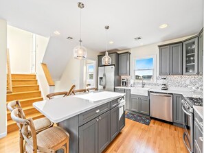 Frigorífico, horno, placa de cocina y lavavajillas