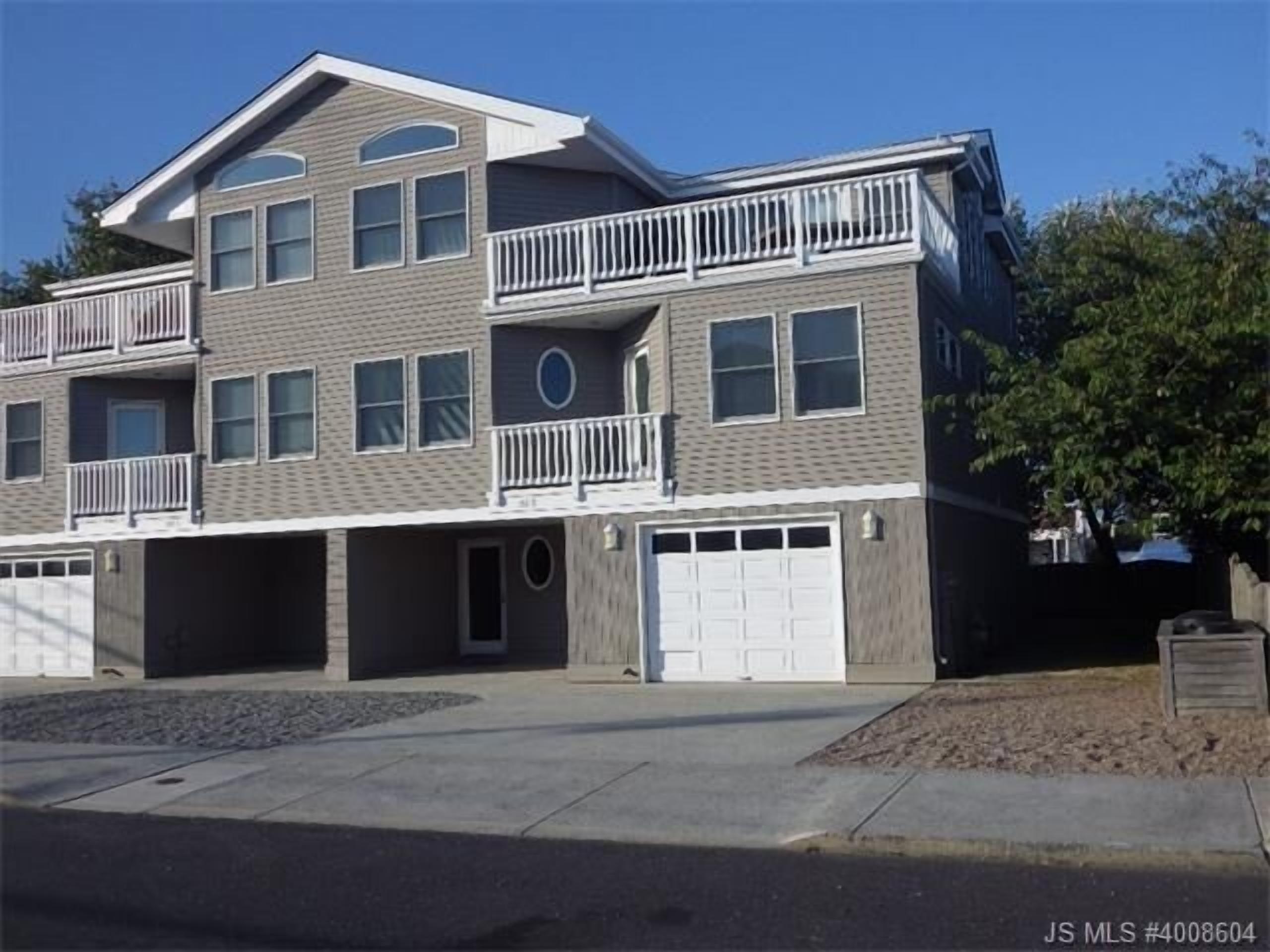 4 bedroom accommodation in Beach Haven Gardens