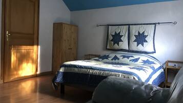 3 slaapkamers, een strijkplank/strijkijzer, beddengoed