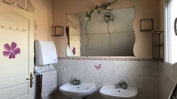 Een haardroger, handdoeken, zeep, toiletpapier