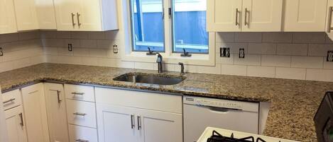 Réfrigérateur, four, plaque de cuisson, lave-vaisselle