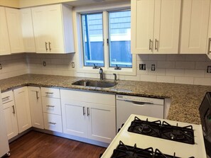 Réfrigérateur, un four, surface de cuisson, lave-vaisselle