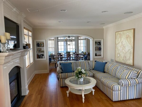 Een televisie en een tafeltennistafel