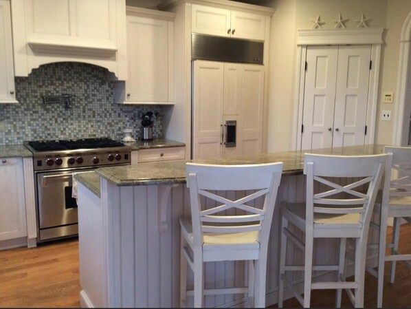 Fridge, oven, stovetop, dishwasher - 4 bedroom accommodation in Beach Haven (Beach Haven)