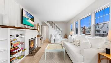Smart TV, fireplace