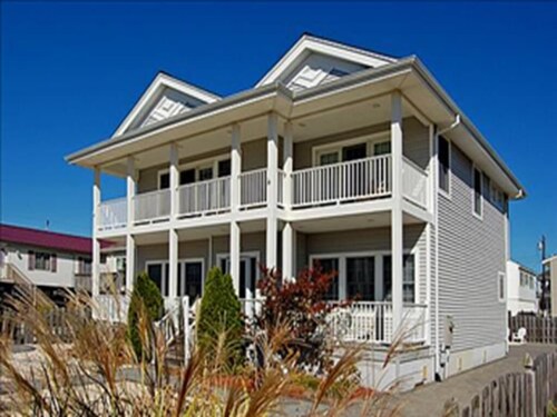 6 bedroom accommodation in Beach Haven Gardens