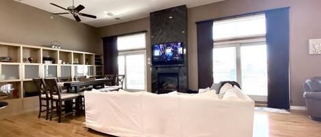 Smart TV, lareira, DVD player