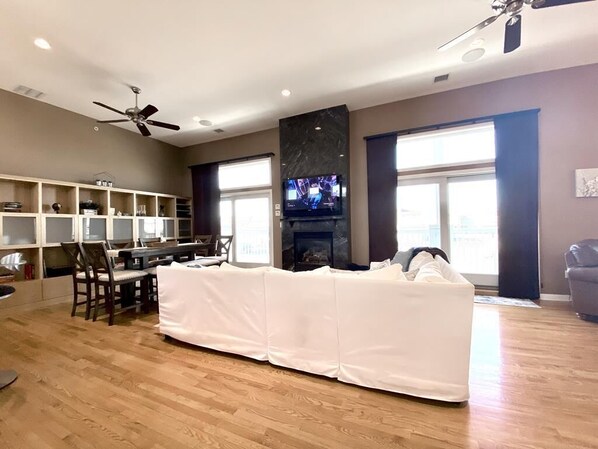 TV connectée, cheminée, lecteur de DVD