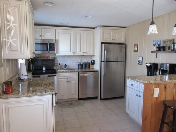Fridge, oven, stovetop, dishwasher