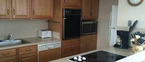 Fridge, oven, dishwasher, coffee/tea maker