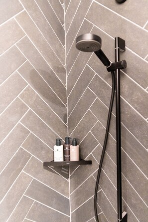 Estudio familiar | Ropa de cama hipoalergénica y caja de seguridad en la habitación