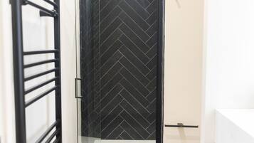 King Room | Banheiro | Secador de cabelo, toalhas de banho, sabonete, shampoo