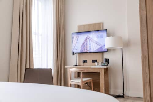 Deluxe-huone | Allergiatestatut vuodevaatteet, tallelokero huoneessa