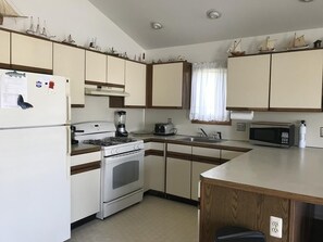 Fridge, microwave, oven, stovetop - Amazing home in Surf City with 3 Bedrooms and Internet (Surf City)