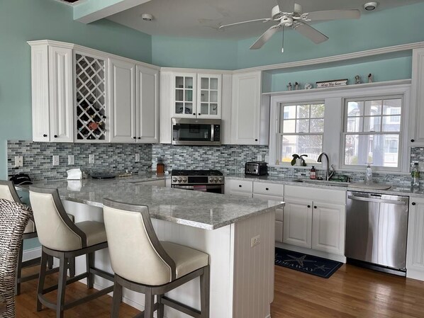 Een koelkast, een magnetron, een oven, een kookplaat