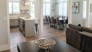 Ein modernes Interieur mit Essbereich, Küche und Wohnbereich.