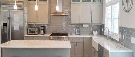 Frigorifero, forno, piano cottura, lavastoviglie