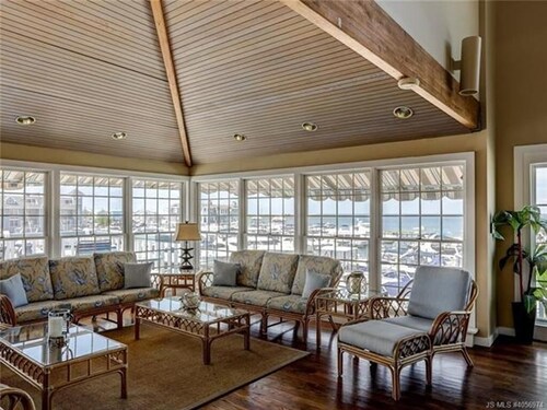 Stunning home in Beach Haven with 3 Bedrooms, Internet and WiFi