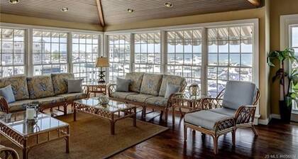 Stunning home in Beach Haven with 3 Bedrooms, Internet and WiFi