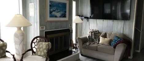 Smart-tv, eldstad och dvd-spelare