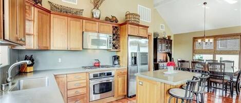 Fridge, oven, stovetop, dishwasher