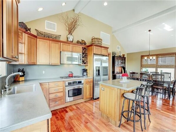 Fridge, oven, stovetop, dishwasher