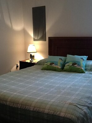 3 bedrooms, iron/ironing board, WiFi (free), bed sheets