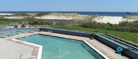 Una piscina con vistas a la playa y al océano.