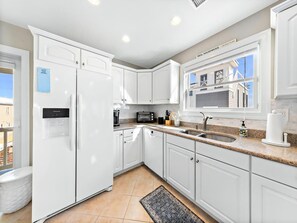 Fridge, microwave, oven, stovetop - Nice home in Ship Bottom with 3 Bedrooms, Private swimming pool and WiFi (Ship Bottom)