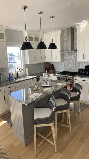 Fridge, oven, stovetop, dishwasher