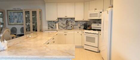 Réfrigérateur, four, plaque de cuisson, lave-vaisselle