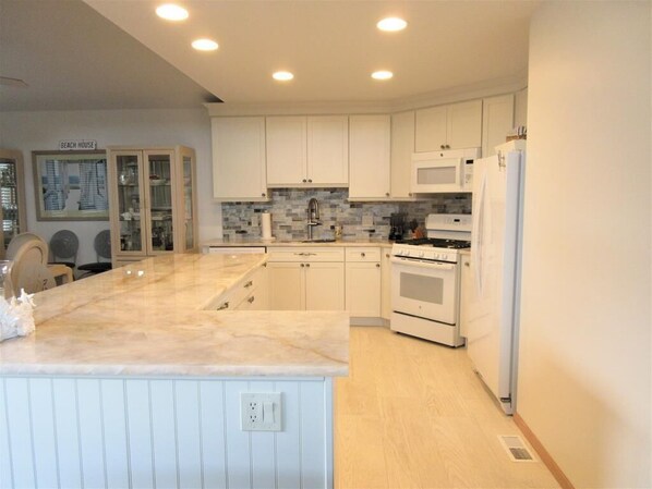 Fridge, oven, stovetop, dishwasher